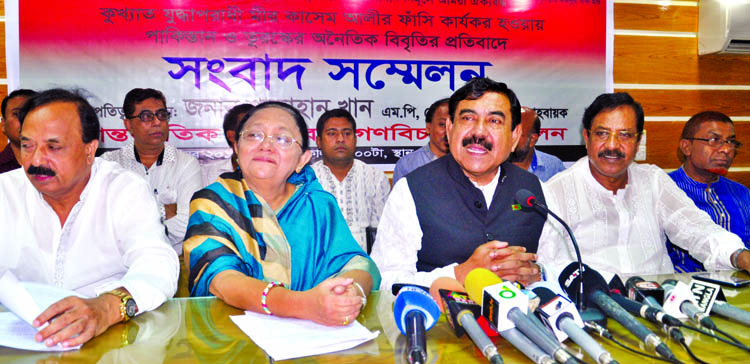 Shipping Minister Shahjahan Khan MP addressing a press conference organised by International War Crimes Gonobichar Andolon at DRU auditorium , Segunbagicha in the city yesterday.