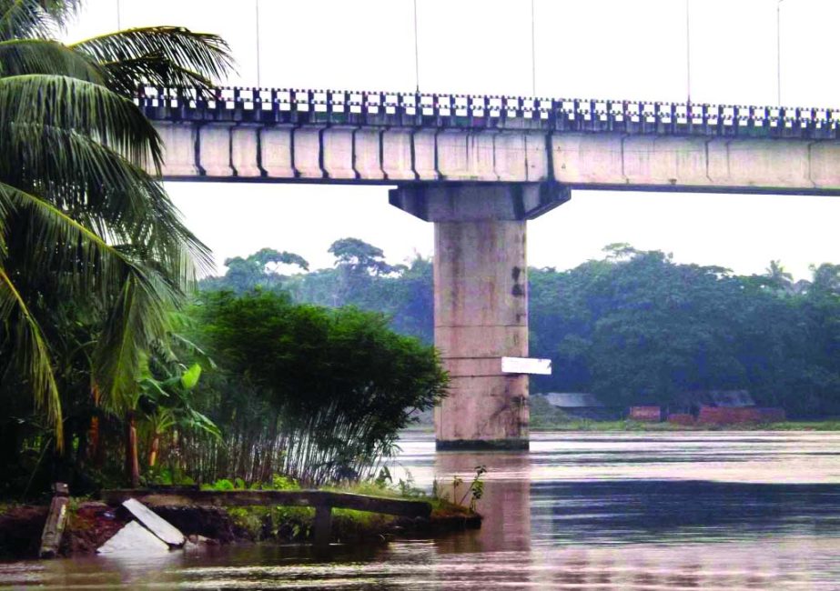 BARISAL: The guide wall of southern portion of bridge protection of Doarika Setu has been threatened.