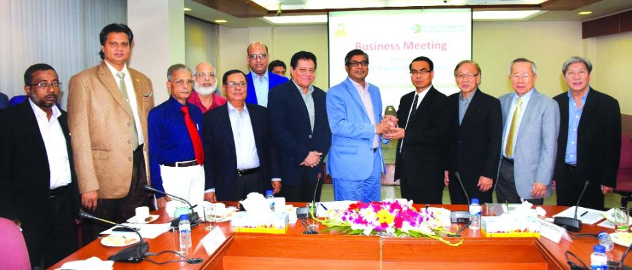 Senior Vice President Humayun Rashid of Dhaka Chamber of Commerce and Industry (fifth from right), presenting crest to Director General of Board of Investment (BoI), Thailand Chokedee Kaewsang (fourth from right) at DCCI auditorium recently. President of