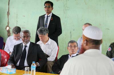 Former United Nations Secretary-General Kofi Annan, (second left), listens to a Rohingya religious and community leader as he is explained the situation in the Internally Displaced People's camps as the Rakhine Advisory Commission visits a camp in Thetka