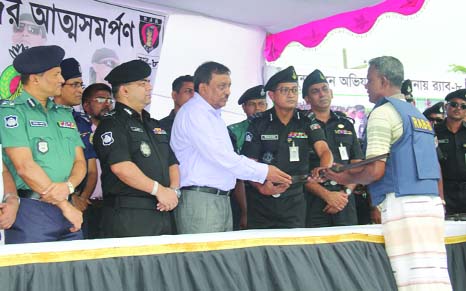 BARISAL: Fourteen forest robbers including leaders and members of two Sundarban- based notorious criminal gangs surrendered with huge arms and ammunition in presence of Home Minister and RAB DG at RAB-8 Headquarter in Barisal on Thursday noon.
