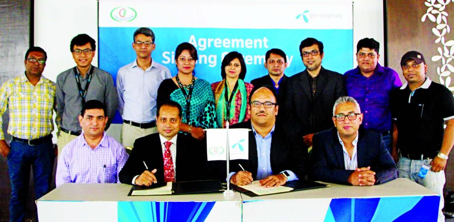 Car Selection signs a deal with Grameenphone on Business Solutions based on mobile communication platform. Sajjad Alam, Head of Enterprise Market of Grameenphone Ltd. and Aslam Serniabat, Proprietor, Car Selection signed the agreement on behalf of their r