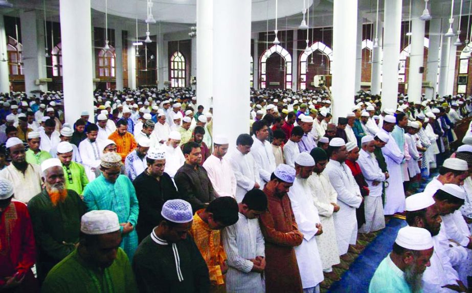 A view of the Eid Jamaat at Gausul Azam Mosque , Mahakhali in the city on Tuesday .