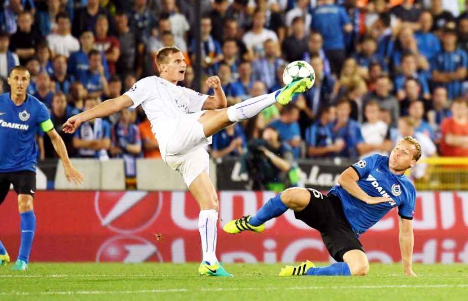 Leicester's Marc Albrighton (left) goes up against Brugge's Ruud Vormer during the Champions League Group G soccer match between Club Brugge and Leicester at the Jan Breydel stadium in Brugge, Belgium on Wednesday.
