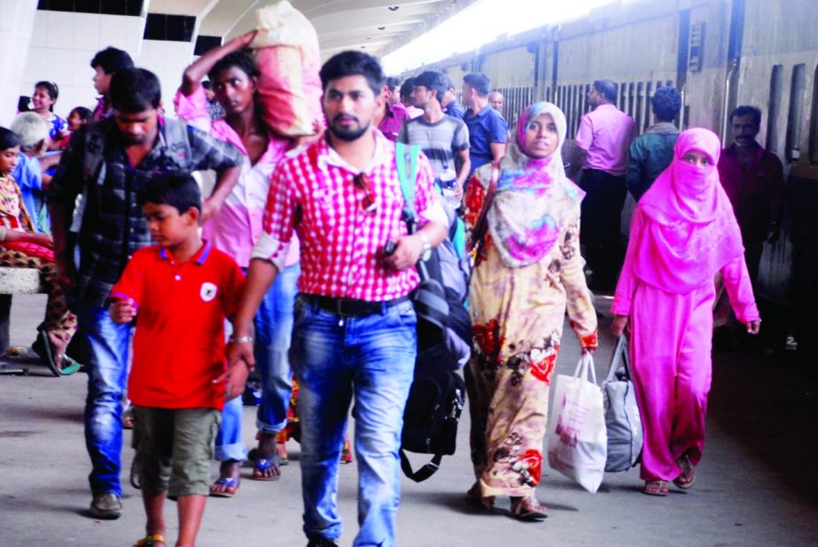 People started returning to the capital after celebrating Eid-ul-Azha with their near and dear ones. The photo was taken from Kamalapur Railway Station on Thursday.