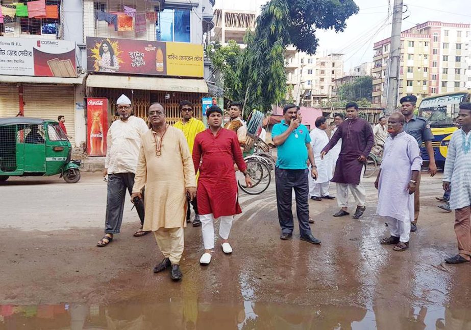 Acting Mayor of Dhaka South City Corporation (DSCC) Sirajul Islam and President of Waste Mangement Committee of DSCC Hashibur Rahman Manik visiting cleanliness drive in the city's Rampura and Meradia cattle markets on Friday.
