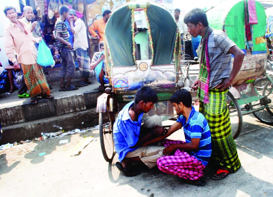 Drug addicts taking drugs in broad-day light. The snap was taken from the city's Dayaganj Rail Crossing area on Friday.