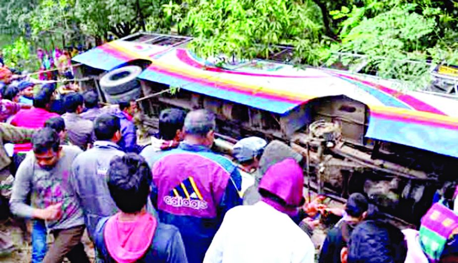 A Dhaka bound bus carrying all garment workers from Kalihati Upazila of Tangail district after celebrating Eid-ul-Azha at their homes was turned turtle leaving five dead and 25 others injured on Friday.