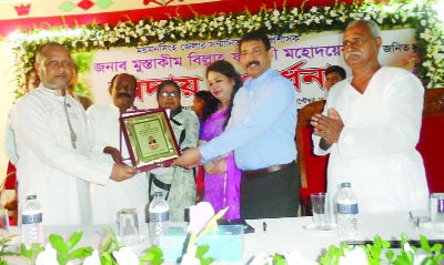 MYMENSINGH: Kamrul Islam Mohammad Walid, Chairman, Mymensingh Sadar Upazila presenting a crest to the outgoing DC of Mymensingh Mustakim Billah Faruki at a farewell reception organised by Upazila Administration at Upazila Auditorium on Friday.