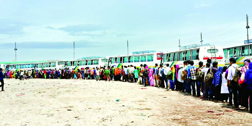 People heading towards capital Dhaka after Eid-ul-Azha holidays from the south and southwest had a horrendous day yesterday as they were seen long queuing due to serious traffic jams at Mawa ghat in Munshiganj district. Hundreds of coaches and buses were
