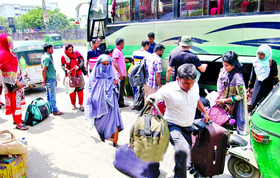 City-bound passengers in a miserable condition after reaching in the capital for the want of local transports. The snap was taken from the city's Darus Salam area on Sunday.