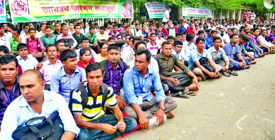 Field Assistants Kalyan Parishad of One House One Farm project observed fast-unto-death in front of the Jatiya Press Club on Monday demanding regularization of job of the staffs of the project in Palli Sanchay Bank.