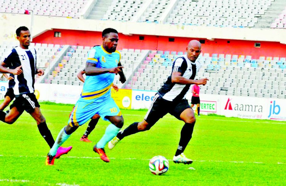 A scene from the JB Group Bangladesh Premier League Football between Chittagong Abahani Limited and Arambagh Krira Sangha at the Bangabandhu National Stadium on Tuesday.