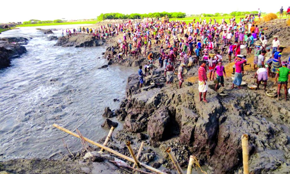 Help thyselves: Some ten thousand villagers volunteered themselves on Tuesday to repair the damaged Ashasuni launch terminal which was engulfed alongwith six villages following recent collapse of embankment in Satkhira district.