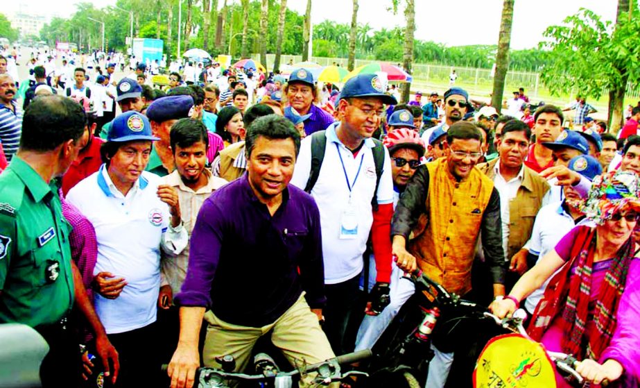 Road Transport and Bridges Minister Obaidul Quader and Dhaka North City Corporation Mayor Annisul Haque, among others, at a cycle rally organised by different organisations in the city's Manik Mia Avenue on Thursday marking World Private Car Free Day.