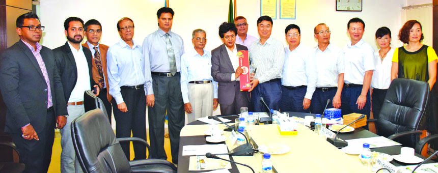 A six member's Chinese delegation led by Li Ronghua, Executive Deputy Director of Chenggong New District Administrative Committee, Kunming met with the Board of Directors of DCCI on Thursday. DCCI Vice President K. Atique-e-Rabbani, FCA, welcomed the tea