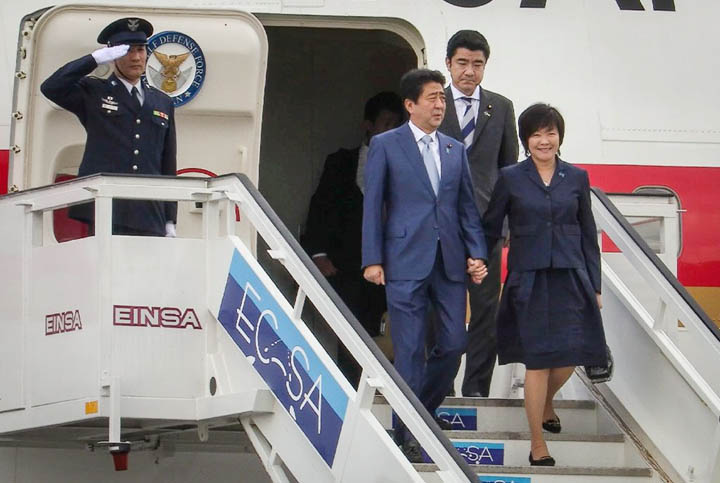 Japanese Prime Minister Shinzo Abe (L) and his wife Akie Abe arrive at the Jose Marti International airport in Havana on Thursday