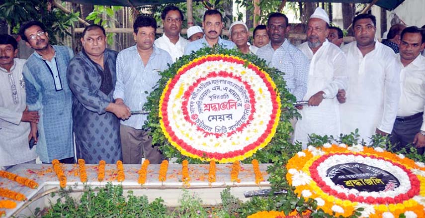 CCC Mayor A J M Nasir Uddin placing wreaths at the grave of Awami League leader M A Mannan on Wednesday.