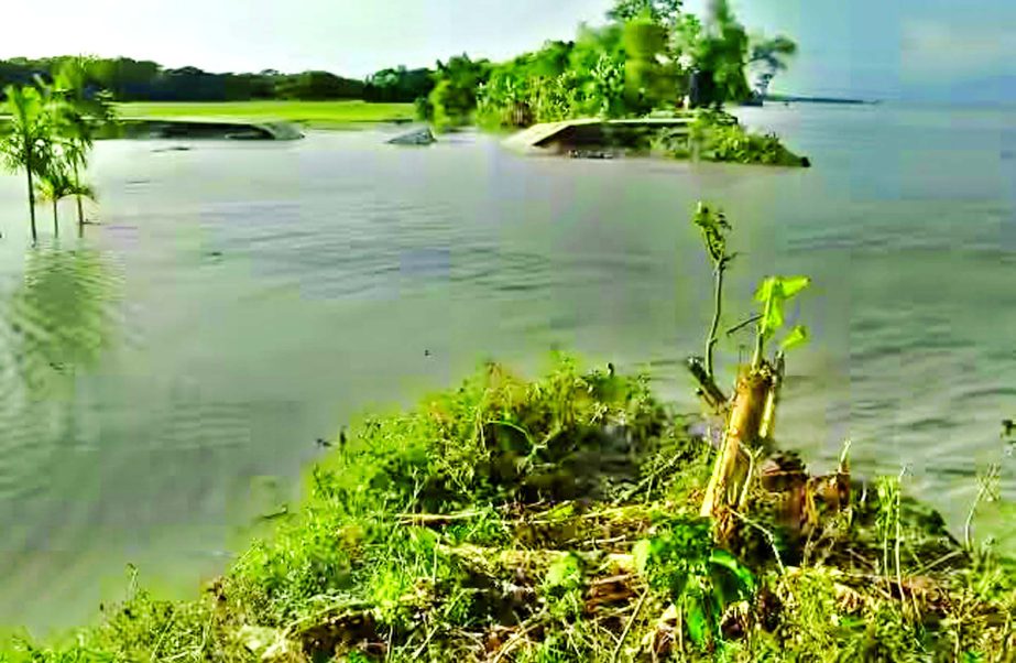 As the cross dam badly damaged by the cyclonic storm 'Roanu' has not been repaired yet, many villages remained under water due to the influence of full and dark moon. This photo was taken from Monpura in Bhola district on Monday.