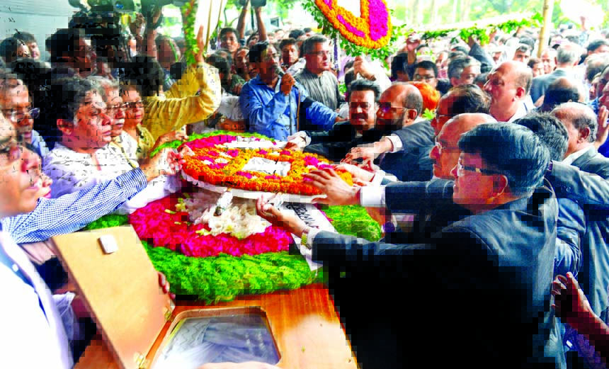 Leaders of Dhaka Bar Council placing wreaths on the coffin of late Poet Syed Shamsul Haq at Central Shaheed Minar in the city yesterday.