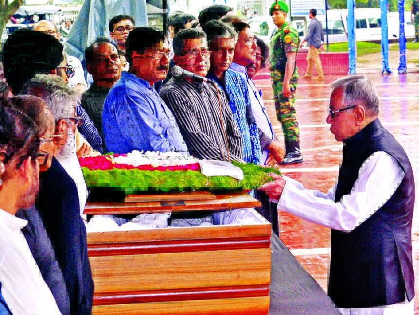 President Md Abdul Hamid paying tributes to Poet Syed Shamsul Haq by placing wreaths on the coffin at Central Shaheed Minar on Wednesday.