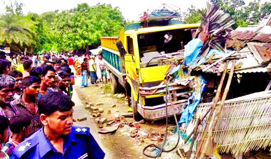 A truck rammed into a roadside tea stall due to driver's reckless driving and lost control of the vehicles killing 2 persons and injures four at Belpukuria Bazar of Kasba in Chapainawabganj on Thursday.