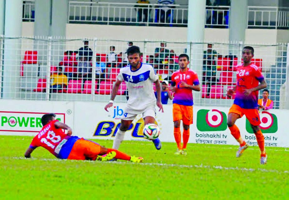 A moment of the match of the JB Group Bangladesh Premier League Football between Brothers Union and Uttar Baridhara Club at Sylhet District Stadium on Friday. Brothers won the match 2-1.