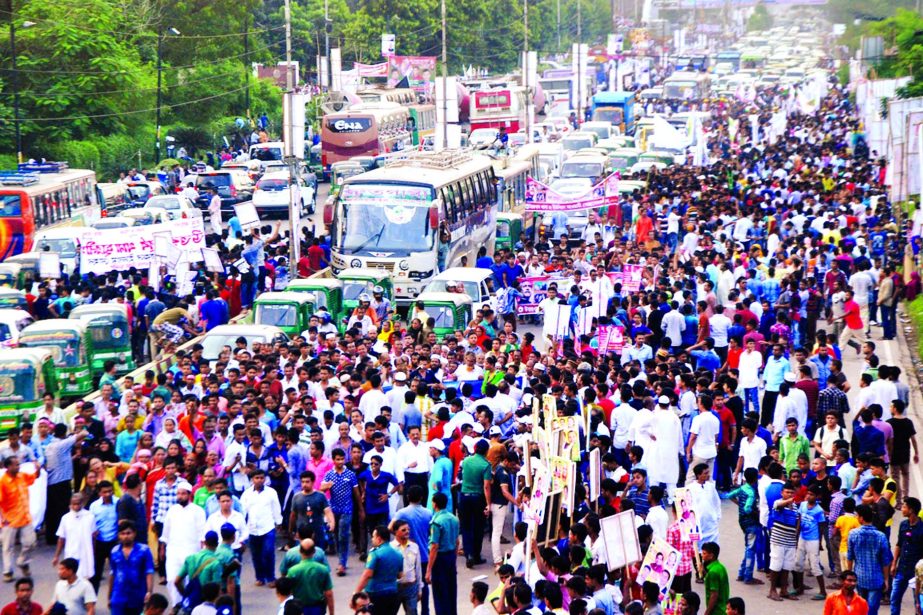 Capital experiened heavy traffic gridlock as thousands of leaders and activists of ruling Awami League led 14-party alliance thronged the city streets to accord a rousing reception to Prime Minister Sheikh Hasina on her arrival at Hazrat Shahjalal Interna