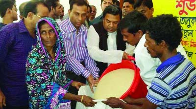 BARISAL: Adv Talukder Mohammad Younus MP distributing rice at a cost of Tk 10 pr kg at Banaripara Sadar Union among the ultra-poor yesterday.
