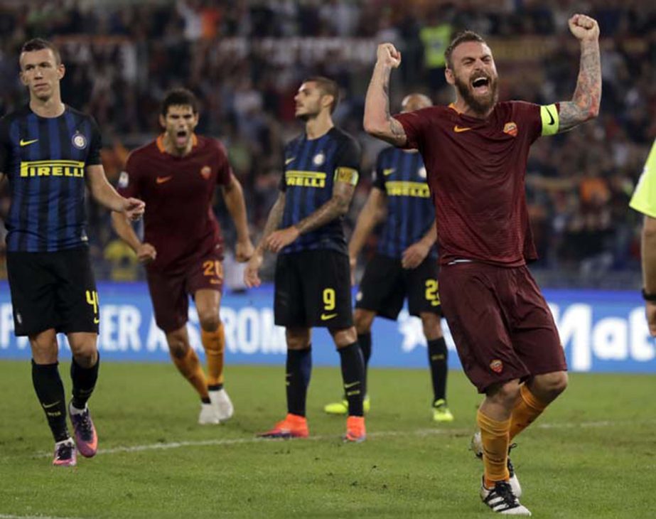 Roma's Daniele De Rossi celebrates after his teammate Kostas Manolas scored during a Serie A soccer match between Roma and Inter Milan at Rome's Olympic Stadium on Sunday.