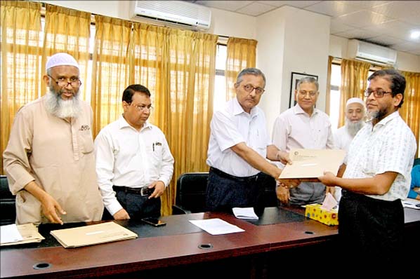 Prof Dr Saiful Islam, Vice-Chancellor, BUET handing over certificates among the participants of a 6-daylong (24th Sept-29th Sept 2016) training course on "Comprehensive Study on Bangladesh Power System (BPS) to formulate at Appropriate Frequency Setting