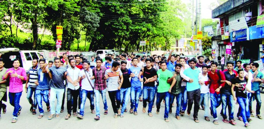 SYLHET: Students from different educational institutes blockaded Sylhet- Tamabil Road protesting attack on Khadija and punishment to the alleged criminal BCL leader Badrul on Tuesday.