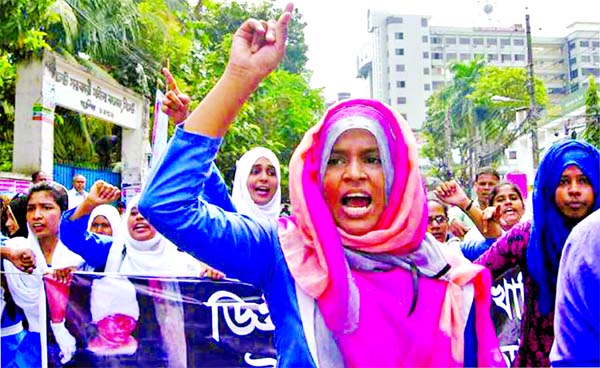 Thousands of students, right activists and common people joined protest demonstrations for the 3rd consecutive day demanding capital punishment of BCL leader Badrul for gruesome attack on college girl Khadija Nargis. This photo was taken from Zindabazar a