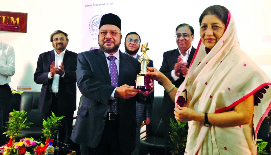 Mohammad Abdul Mannan, Managing Director of Islami Bank Bangladesh Ltd, receiving 'Sardar Patel Award-2016' from Rajmata Shubhangini Raje Gaekwad, Chancellor of Maharaja Sayajirao University of Baroda in India on Friday on the mark of 1st World Economic