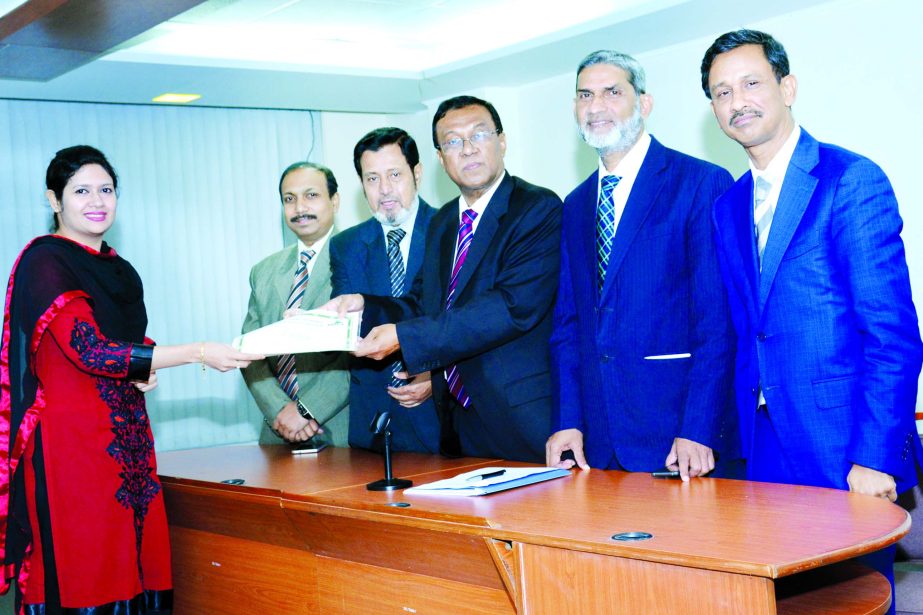 Mafizuddin Sarker, Chairman of Bangladesh Leasing and Finance Companies Association (BLFCA) distributing certificate among the participant of "Credit, Documentation and Collection for Mid Level Managers" program at DCCI auditorium in the city recently.