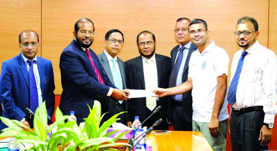 Md. Habibur Rahman, Managing Director of Al-Arafah Islami Bank Limited handing over a cheque to PHD student Abu Sayeed Shakhwat recently under the Banks CSR program. Deputy Managing Directors Kazi Towhidul Alam, Md. Fazlul Karim and S. M. Jaffar were also