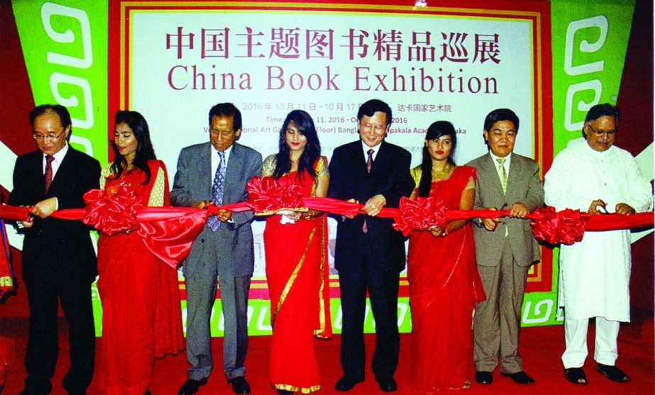 Bangladesh-China Cultural Academy formed a welcome human chain in front of the Jatiya Press Club on Thursday on the occasion of Chinese President Xi Jinping's visit to Bangladesh.