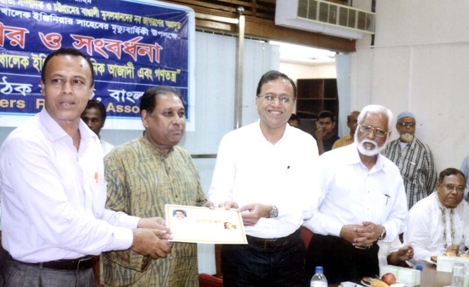 CU Vice-Chancellor Prof Dr Iftekhar Uddin Chowdhury presenting a crest to journalist and organiser SM Jamaluddin at a function in the city yesterday.