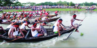 BHOLA: Borhan Uddin Upazila Sports Association arranged a boat race in Borhanuddin Launch Ghat Canal recently.