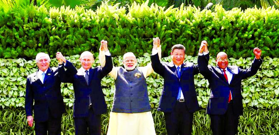 (L-R) Brazil's President Michel Temer, Russian President Vladimir Putin, Indian Prime Minister Narendra Modi, Chinese President Xi Jinping and South African President Jacob Zuma pose for a group picture during BRICS (Brazil, Russia, India, China and Sout