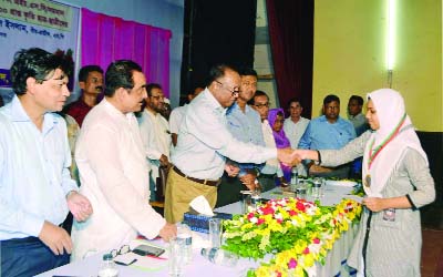 NARSINGDI: State Minister for Water Resources Lt Colonel (Retd) Nazrul Islam Hiro (Birpratik) MP acconded reception for the students who secured GPA -5 in the SSC and HSC examination in 2015 from Narsingdi district organised by Narsingdi Zilla Parishad