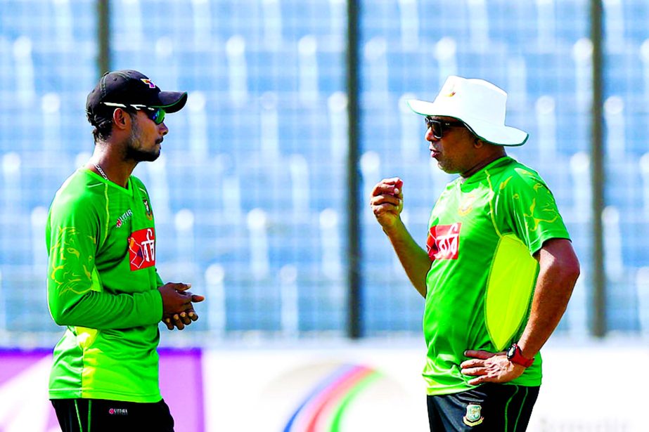 Chandika Hathurusingha chats with Sabbir Rahman at Chittagong on Tuesday.