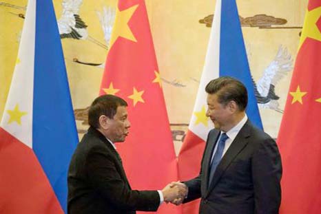 Philippine President Rodrigo Duterte shaking hands with Chinese President Xi Jinping after a signing ceremony held in Beijing, China on Thursday.