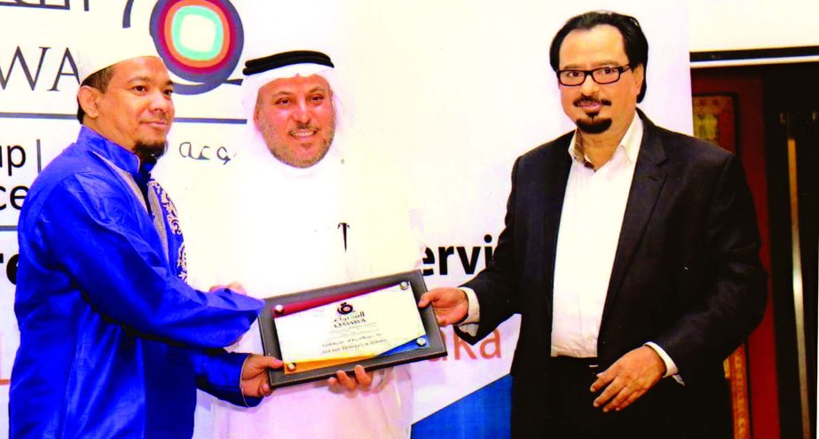 Bazlul Haq Harun, MP and Chairman of the Standing Committee of the Ministry of Religious Affairs, presenting a crest to Hossain Ahmed Majumder, proprietor of Ali Air Travels and Tours for the second place for Hajj service this year at a city hotel in Dha