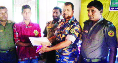 RANGPUR: Divisional Range Director of Ansar-VDP Kazi Shakhawat Hossain distributing certificates among the trainees at the concluding session of a technical training course on repairing and maintenance of mobile phone on Thursday.