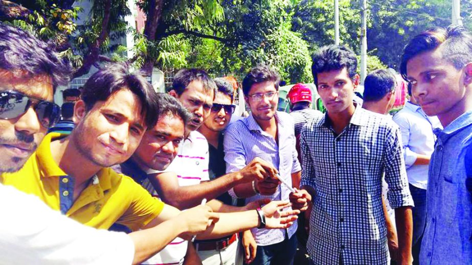 Leaders and activists of Jatiyatabadi Chhatra Dal, Dhaka University (DU) unit welcomed the DU admission seekers giving pen during 'Ka Unit' admission test on the campus on Friday.
