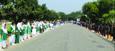 JHENAIDAH: Students of diffeent educationtional instritutes, techers and locals formed a human chain at Amtala Bazer on Jhenaidah-Kushtia Highway protesting the killing of a meritorious student Motaleb Hossain Lipu of Rajshahi University on Saturday.