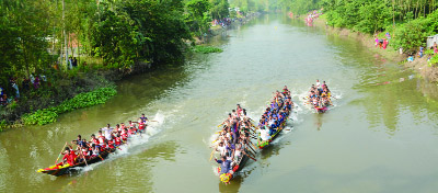 BOGRA: Sammilito Sangskritik Jote and Bejora Jubo Sansgha arranged a boat race as a part of campaign to save Korotoa River in Bogra on Friday.