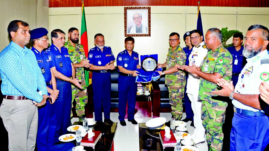 A delegation of Armed Forces War Course of the National Defence College called on Inspector General of Police AKM Shahidul Hoque at the Police Headquarters on Sunday and exchanged crest of greetings with each other.