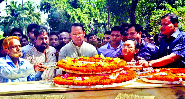 Information Minister Hasanul Huq Inu paying last respect to journalist Timir Lal Dutta by placing floral wreaths on his coffin at the Jatiya Press Club premises on Sunday.